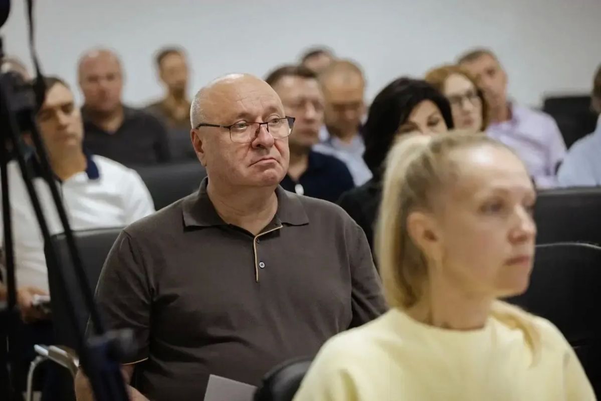 Евгений Балицкий: На заседании Правительства Запорожской области доложил коллегам о результатах рабочих встреч с заместителем Председателя Правительства РФ Маратом Шакирзяновичем Хуснуллиным Евгений Балицкий: На заседании Правительства Запорожской области доложил коллегам о результатах рабочих встреч с заместителем Председателя Правительства РФ Маратом Шакирзяновичем Хуснуллиным