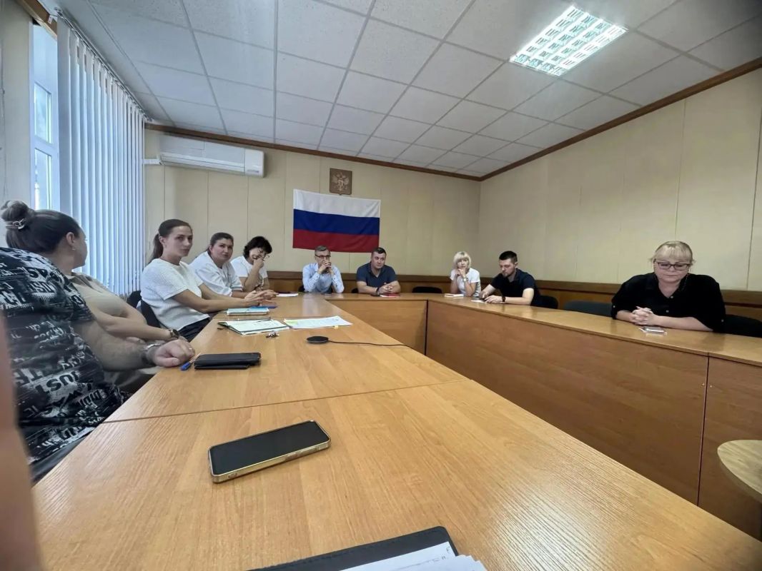 Председатель ТИК № 8 провела рабочую встречу с сотрудниками городской администрации Бердянска, на которой были представлены проекты «ИнформУИК» и «Мобильный избиратель» Председатель ТИК № 8 провела рабочую встречу с сотрудниками городской администрации Бердянска, на которой были представлены проекты «ИнформУИК» и «Мобильный избиратель»