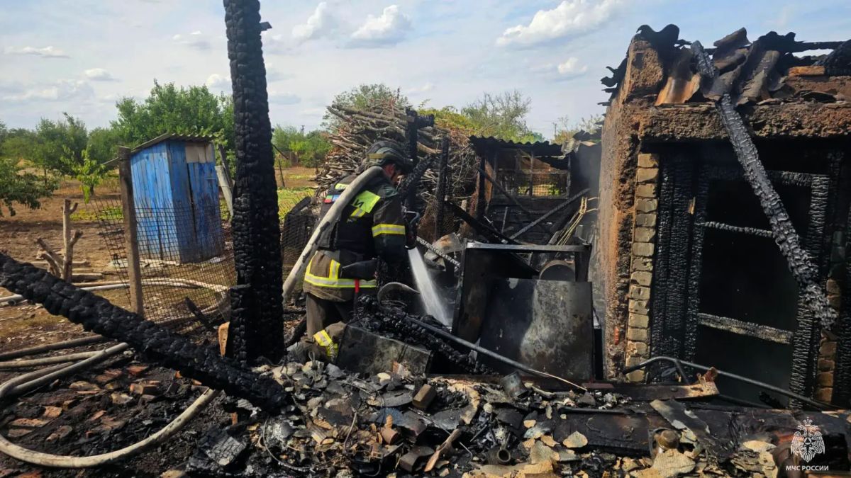 Огнеборцы МЧС России ликвидировали возгорание хозяйственных построек в Акимовке Огнеборцы МЧС России ликвидировали возгорание хозяйственных построек в Акимовке