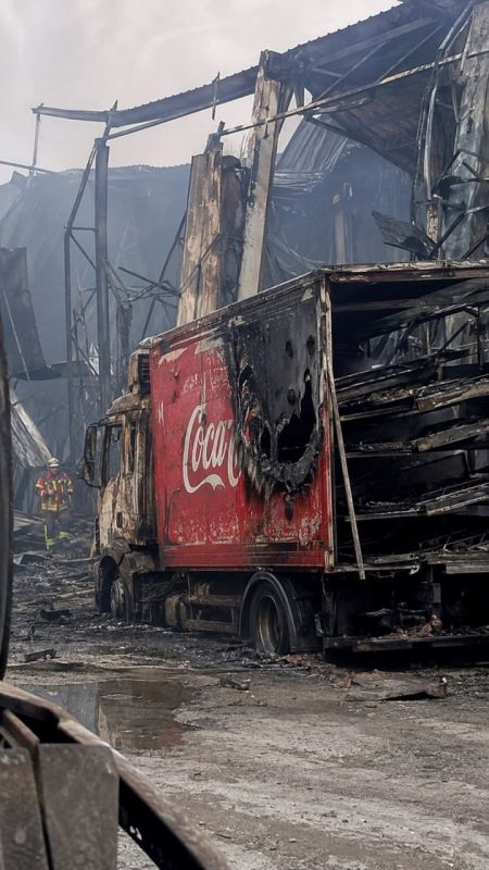На фотографиях с пепелища завода Coca-Cola под Киевом заметили узнаваемые сгоревшие грузовики со странными конструкциями в кузовах