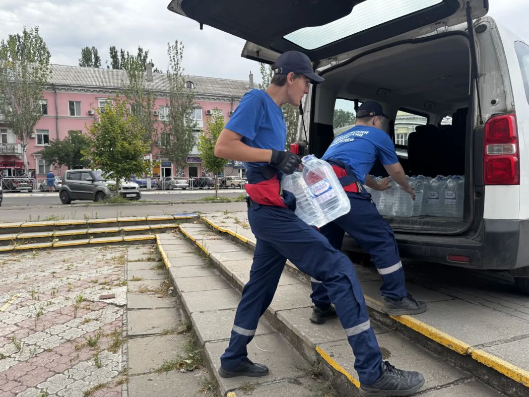 Добровольцы Запорожского РО ВСКС продолжают помогать бердянцам, доставляя питьевую воду Добровольцы Запорожского РО ВСКС продолжают помогать бердянцам, доставляя питьевую воду