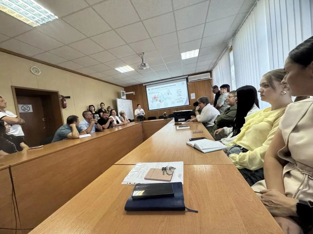 Председатель ТИК № 8 провела рабочую встречу с сотрудниками городской администрации Бердянска, на которой были представлены проекты «ИнформУИК» и «Мобильный избиратель» Председатель ТИК № 8 провела рабочую встречу с сотрудниками городской администрации Бердянска, на которой были представлены проекты «ИнформУИК» и «Мобильный избиратель»