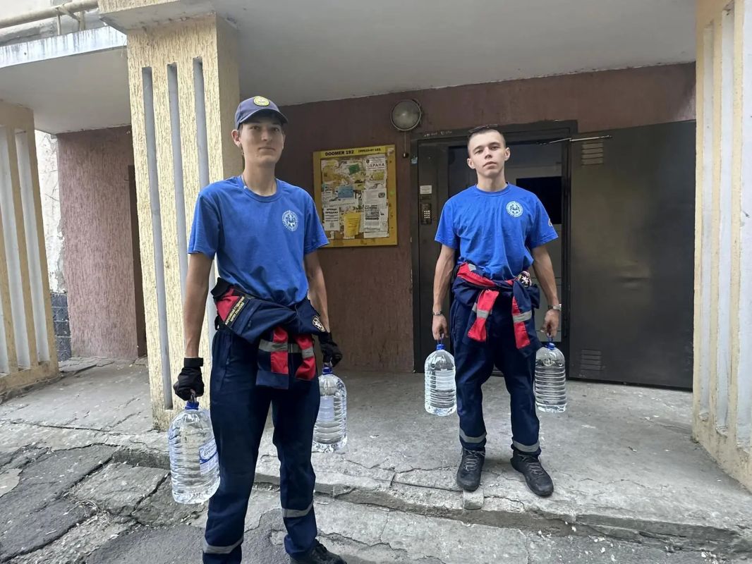 Добровольцы Запорожского РО ВСКС продолжают помогать бердянцам, доставляя питьевую воду Добровольцы Запорожского РО ВСКС продолжают помогать бердянцам, доставляя питьевую воду
