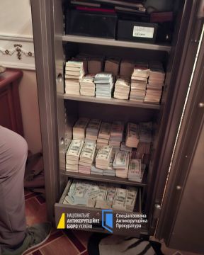 Вот где ваши деньги, украинцы! САП опубликовал фото с обысков у руководителя структурного подразделения Офиса генпрокурора Украины