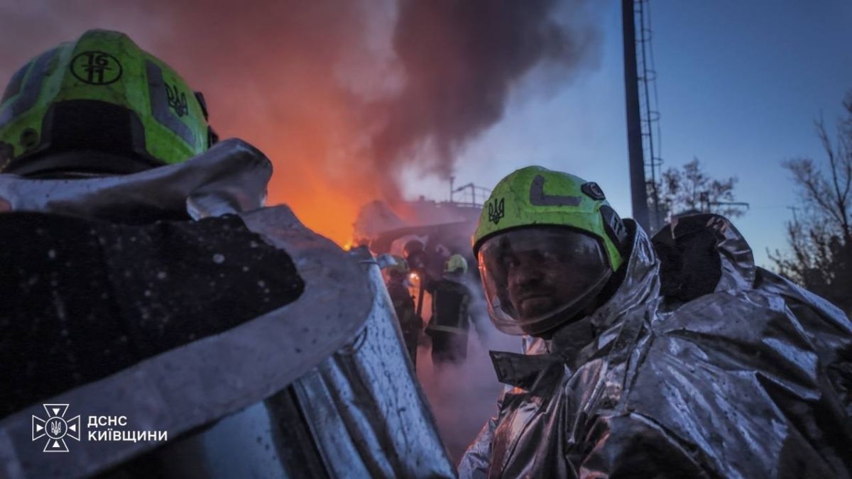 В Фастове Киевской области после прилёта был масштабный пожар на объекте инфраструктуры, сообщает ГосЧС В Фастове Киевской области после прилёта был масштабный пожар на объекте инфраструктуры, сообщает ГосЧС