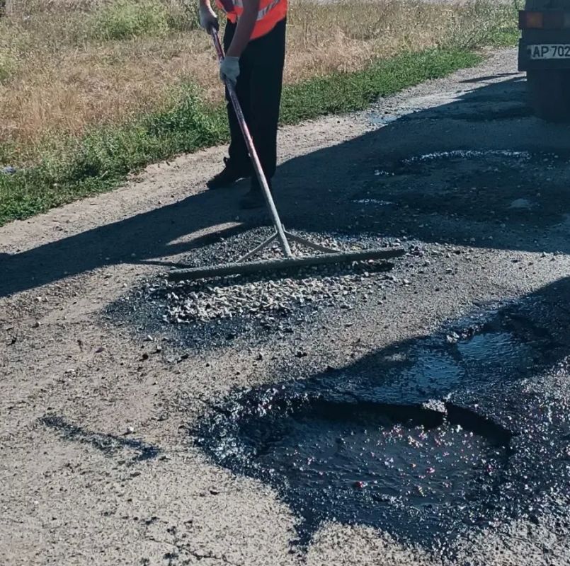 Продолжаем работы по ямочному ремонту дорожного покрытия на ключевых направлениях региона Продолжаем работы по ямочному ремонту дорожного покрытия на ключевых направлениях региона