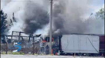Последствия удара дрона-камикадзе «Герань-4 сикер» по стоянке грузовиков в Запорожье