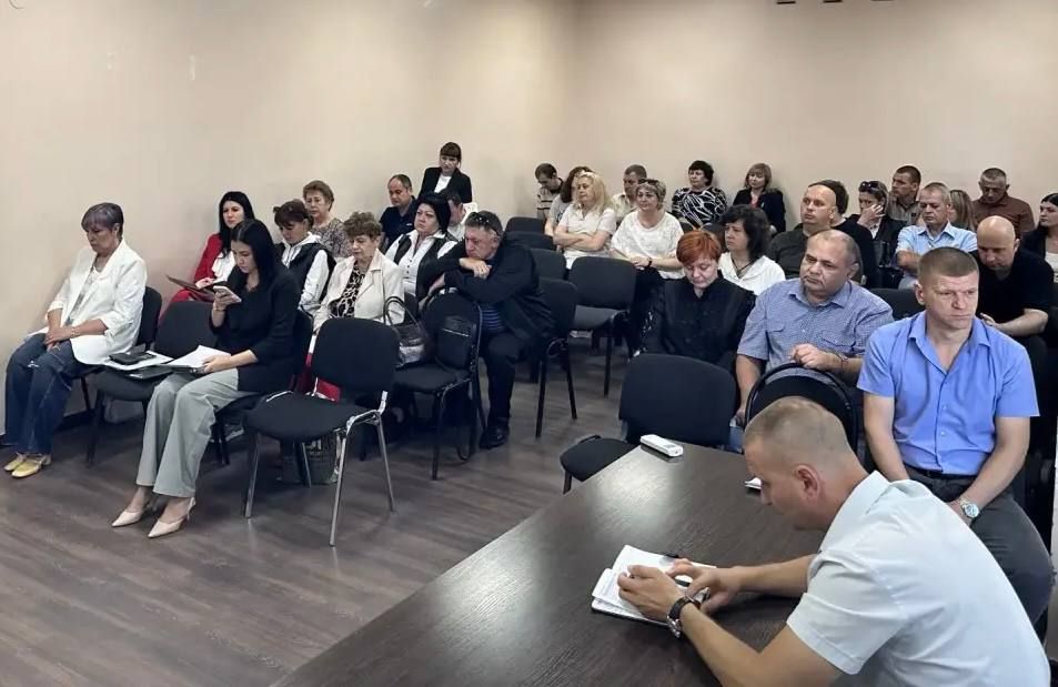 Глава Токмакского муниципального округа, секретарь местного отделения партии «Единая Россия» Александр Калмыков провел очередное еженедельное оперативное совещание с руководителями структурных подразделений администрации и... Глава Токмакского муниципального округа, секретарь местного отделения партии «Единая Россия» Александр Калмыков провел очередное еженедельное оперативное совещание с руководителями структурных подразделений администрации и...
