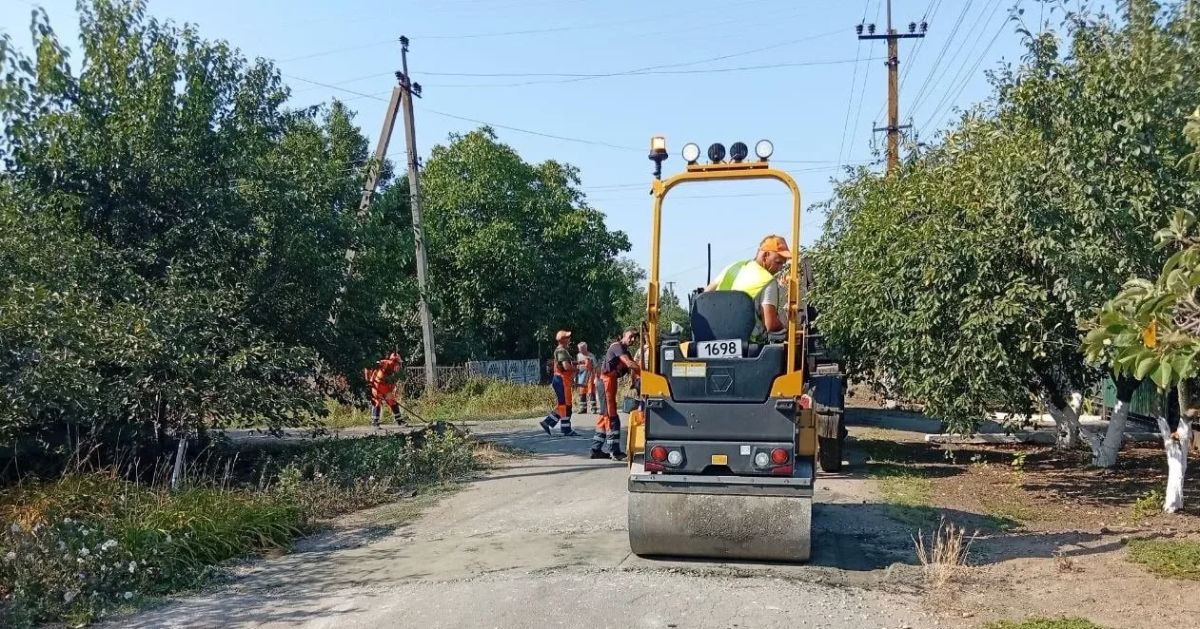 Продолжаем работы по ямочному ремонту дорожного покрытия на ключевых направлениях региона Продолжаем работы по ямочному ремонту дорожного покрытия на ключевых направлениях региона