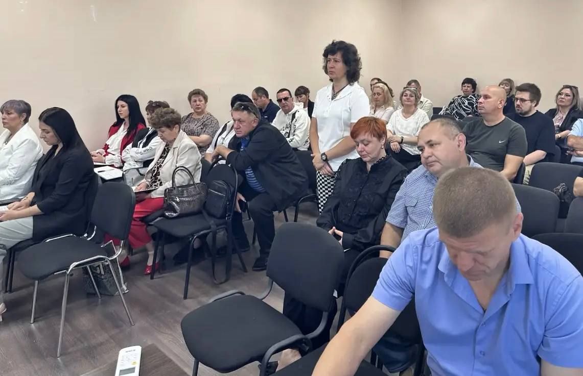 Глава Токмакского муниципального округа, секретарь местного отделения партии «Единая Россия» Александр Калмыков провел очередное еженедельное оперативное совещание с руководителями структурных подразделений администрации и... Глава Токмакского муниципального округа, секретарь местного отделения партии «Единая Россия» Александр Калмыков провел очередное еженедельное оперативное совещание с руководителями структурных подразделений администрации и...