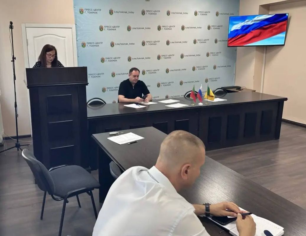 Глава Токмакского муниципального округа, секретарь местного отделения партии «Единая Россия» Александр Калмыков провел очередное еженедельное оперативное совещание с руководителями структурных подразделений администрации и... Глава Токмакского муниципального округа, секретарь местного отделения партии «Единая Россия» Александр Калмыков провел очередное еженедельное оперативное совещание с руководителями структурных подразделений администрации и...