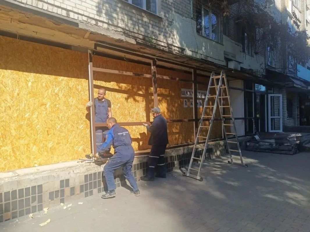 В помещениях шахматной школы в Токмаке пензенцы смонтируют витражные окна В помещениях шахматной школы в Токмаке пензенцы смонтируют витражные окна