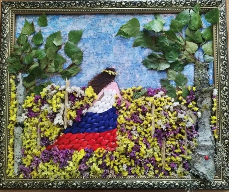 "Тебе, любимый округ" - на конкурс гербариев и икебаны коллективную работу - картину из природный материалов "Цветущие мечты" предоставила молодежь с.Новоданиловка - участники художественной самодеятельности...