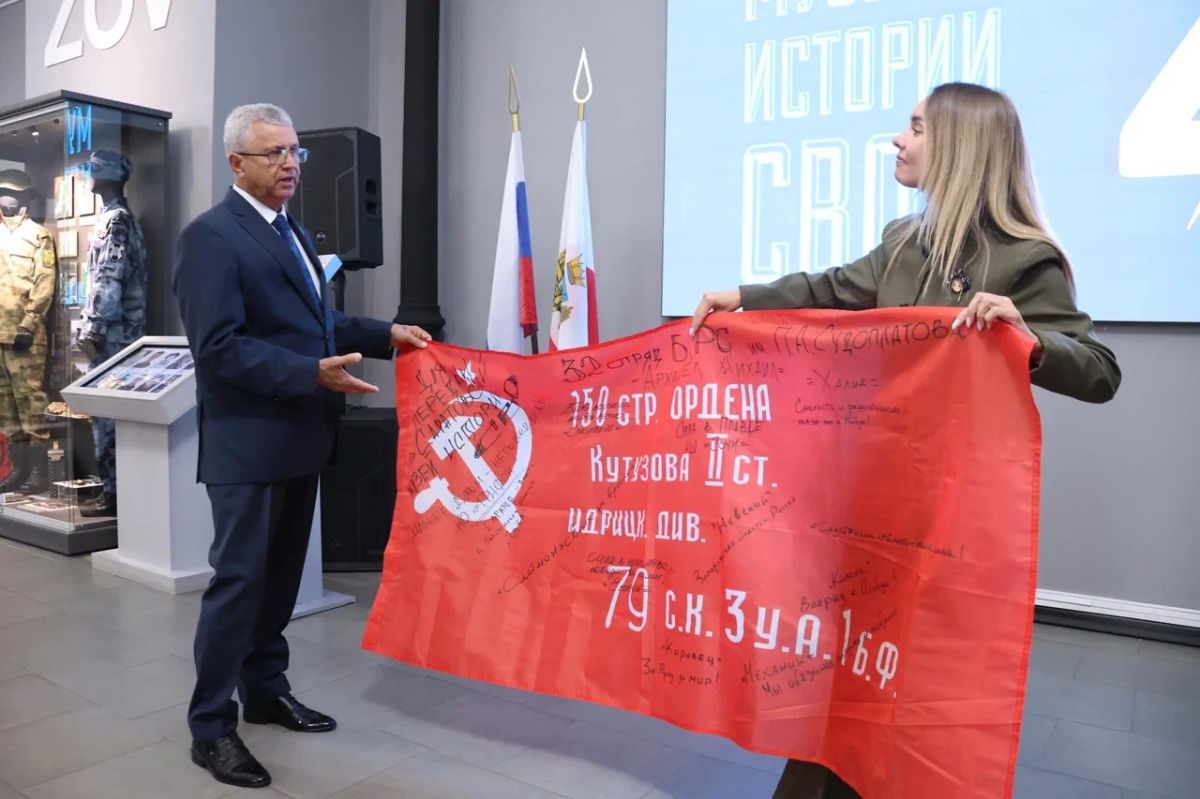 Виктор Емельяненко: Передал в Саратовский музей истории СВО реликвию, имеющую для нас особое значение, — копию Знамени Победы 150-й ордена Кутузова II степени Идрицкой стрелковой дивизии Виктор Емельяненко: Передал в Саратовский музей истории СВО реликвию, имеющую для нас особое значение, — копию Знамени Победы 150-й ордена Кутузова II степени Идрицкой стрелковой дивизии