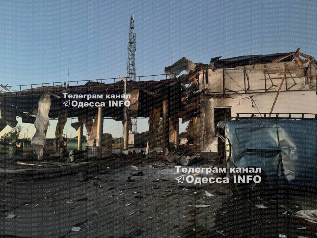 "Герань" залетела заправиться на АЗС на трассе Одесса-Рени "Герань" залетела заправиться на АЗС на трассе Одесса-Рени