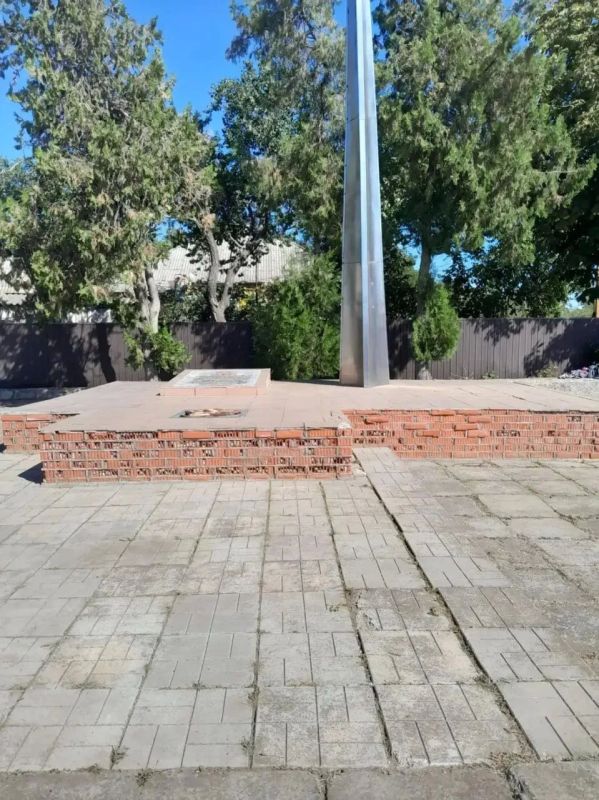 Готовимся к празднику: в селе Берестовое прошёл субботник у памятника Готовимся к празднику: в селе Берестовое прошёл субботник у памятника