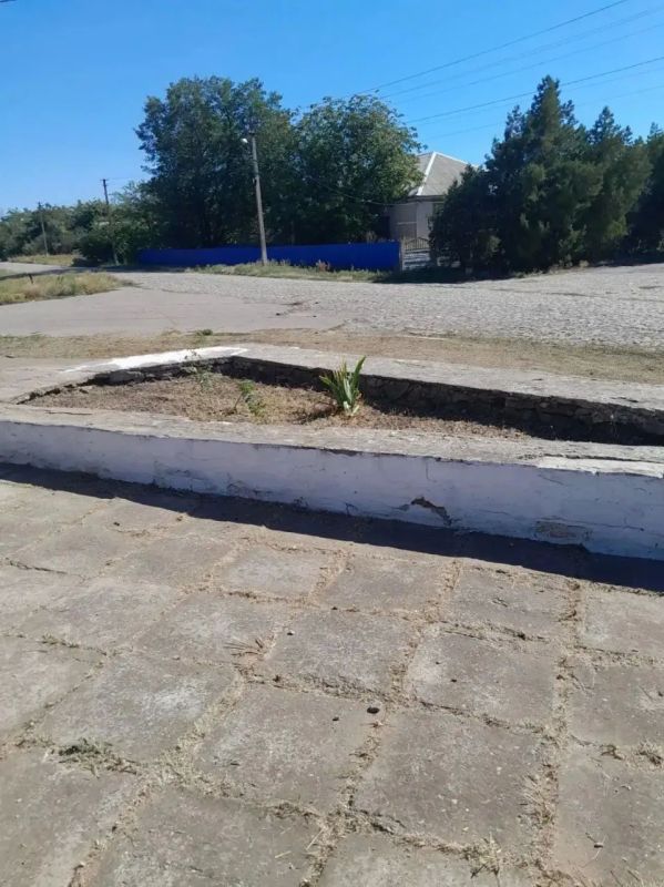 Готовимся к празднику: в селе Берестовое прошёл субботник у памятника Готовимся к празднику: в селе Берестовое прошёл субботник у памятника
