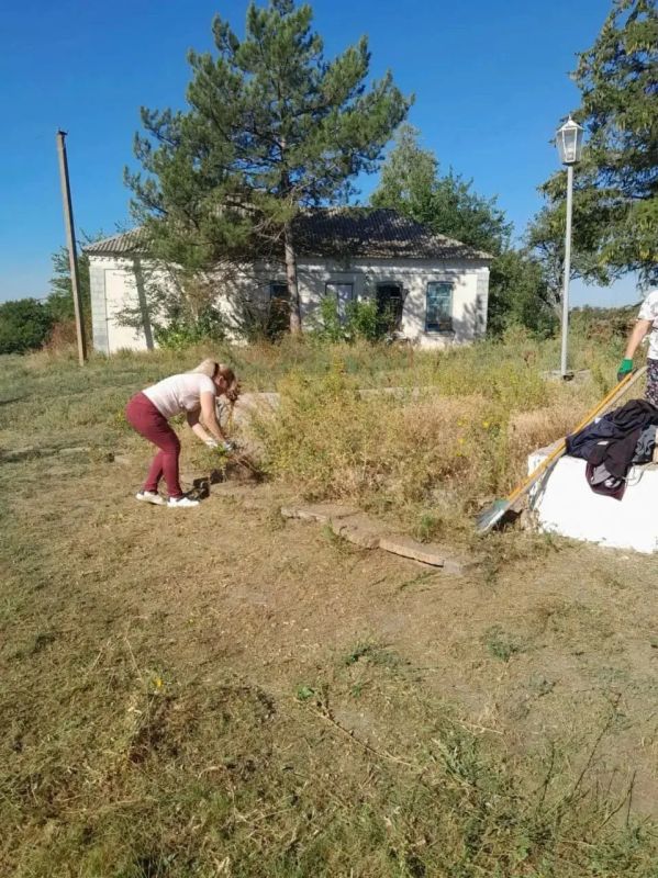 Готовимся к празднику: в селе Берестовое прошёл субботник у памятника Готовимся к празднику: в селе Берестовое прошёл субботник у памятника