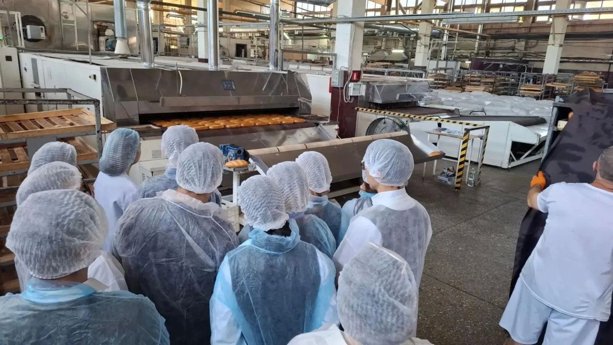 С пылу с жару: школьники Бердянска побывали на хлебокомбинате С пылу с жару: школьники Бердянска побывали на хлебокомбинате