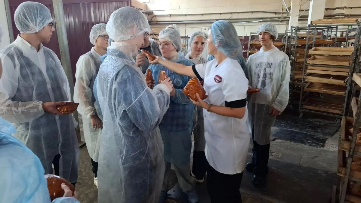С пылу с жару: школьники Бердянска побывали на хлебокомбинате С пылу с жару: школьники Бердянска побывали на хлебокомбинате