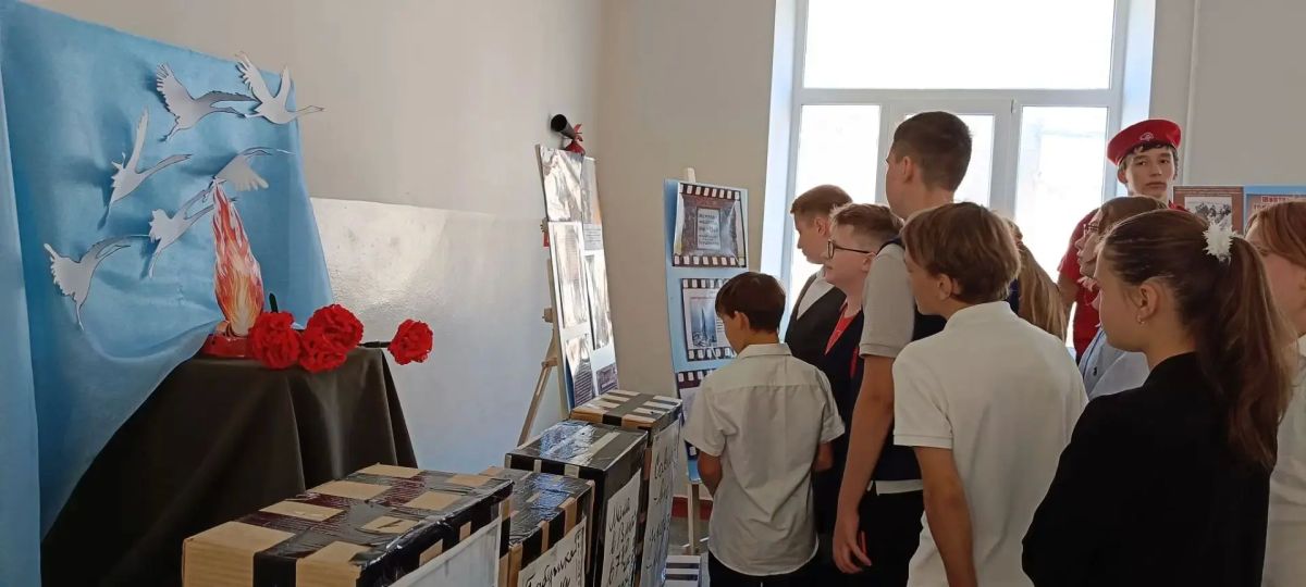 Знать и помнить!. В преддверии Дня памяти жертв фашизма 13 сентября юнармейцы бердянской школы №2 провели для учеников 1-4 классов выставку Знать и помнить!. В преддверии Дня памяти жертв фашизма 13 сентября юнармейцы бердянской школы №2 провели для учеников 1-4 классов выставку