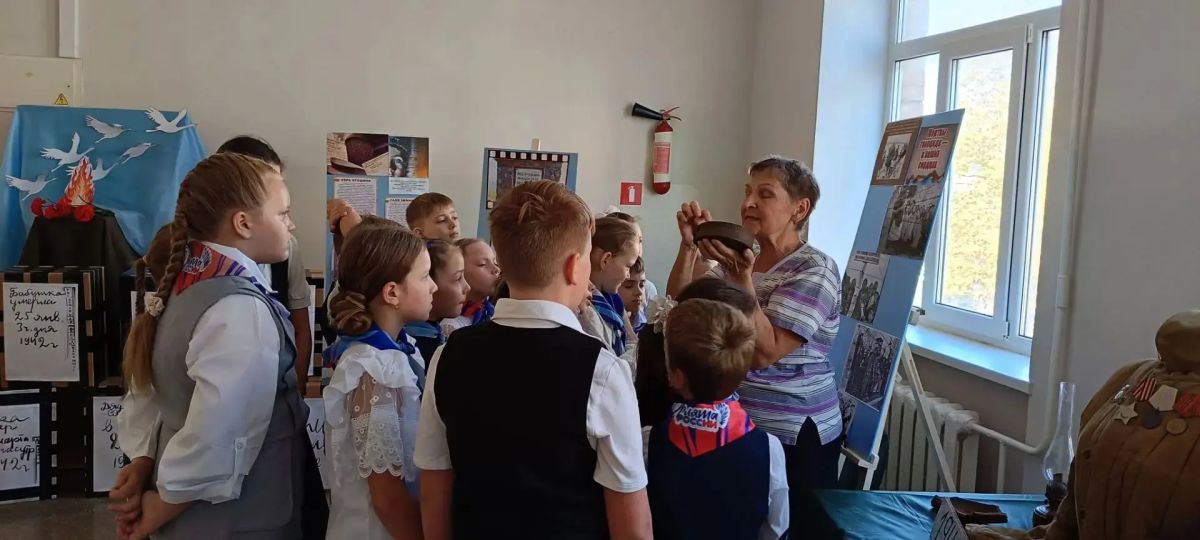 Знать и помнить!. В преддверии Дня памяти жертв фашизма 13 сентября юнармейцы бердянской школы №2 провели для учеников 1-4 классов выставку Знать и помнить!. В преддверии Дня памяти жертв фашизма 13 сентября юнармейцы бердянской школы №2 провели для учеников 1-4 классов выставку