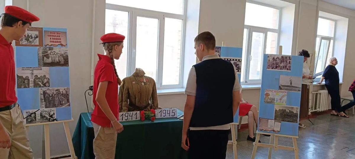Знать и помнить!. В преддверии Дня памяти жертв фашизма 13 сентября юнармейцы бердянской школы №2 провели для учеников 1-4 классов выставку Знать и помнить!. В преддверии Дня памяти жертв фашизма 13 сентября юнармейцы бердянской школы №2 провели для учеников 1-4 классов выставку
