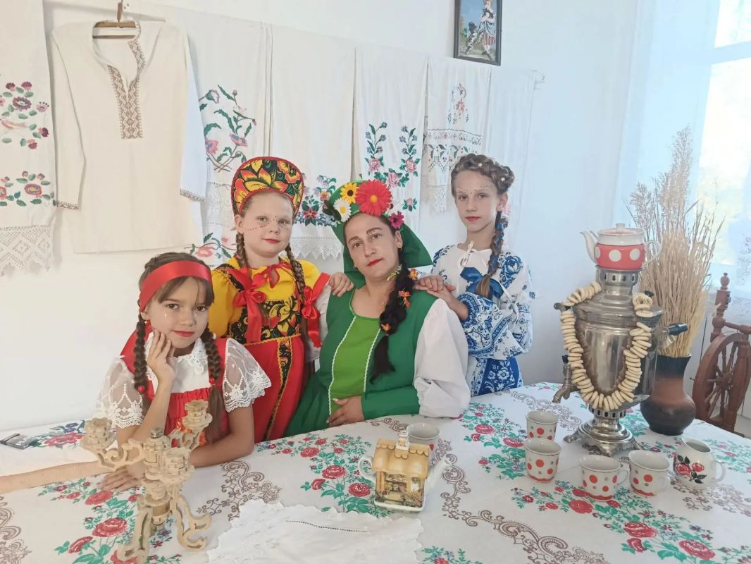 Коса, как духовно-нравственная ценность — это не просто причёска, а многогранный символ, который в традиционной культуре многих народов связывался с жизненной силой, мудростью, чистотой, статусом и нравственными качествами... Коса, как духовно-нравственная ценность — это не просто причёска, а многогранный символ, который в традиционной культуре многих народов связывался с жизненной силой, мудростью, чистотой, статусом и нравственными качествами...
