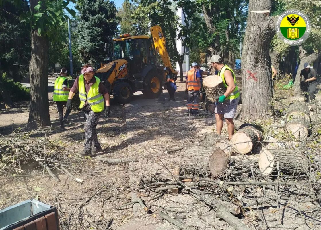 В Мелитополе продолжаются работы по содержанию общественных территорий