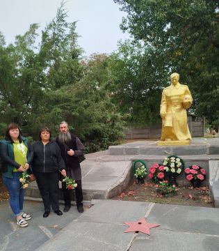 Память, живая в сердцах: в Камыш-Заре состоялось возложение цветов