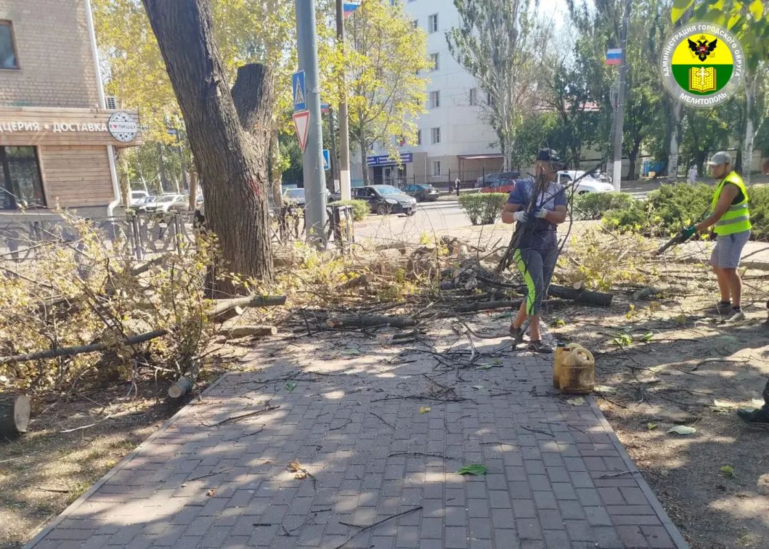 В Мелитополе продолжаются работы по содержанию общественных территорий В Мелитополе продолжаются работы по содержанию общественных территорий