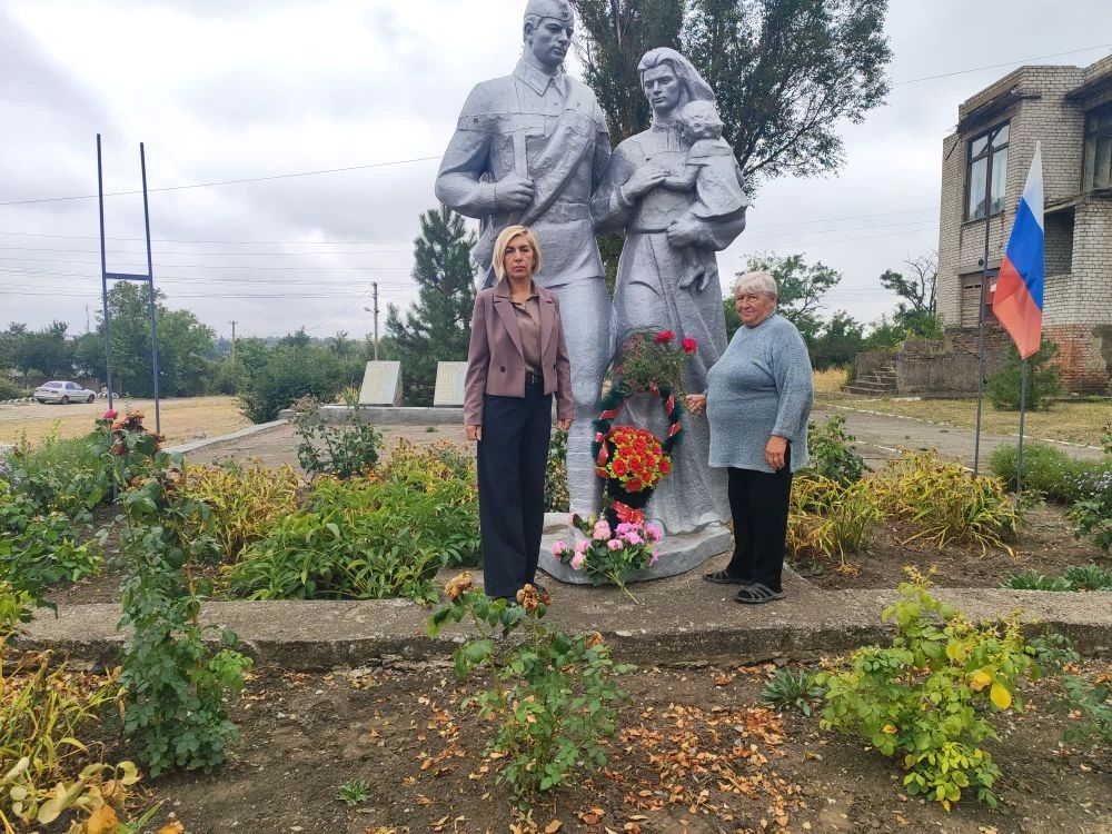 Памятный день. Сегодня возложили цветы у памятника в знак уважения в честь освобождения района и нашего села от немецких захватчиков Памятный день. Сегодня возложили цветы у памятника в знак уважения в честь освобождения района и нашего села от немецких захватчиков