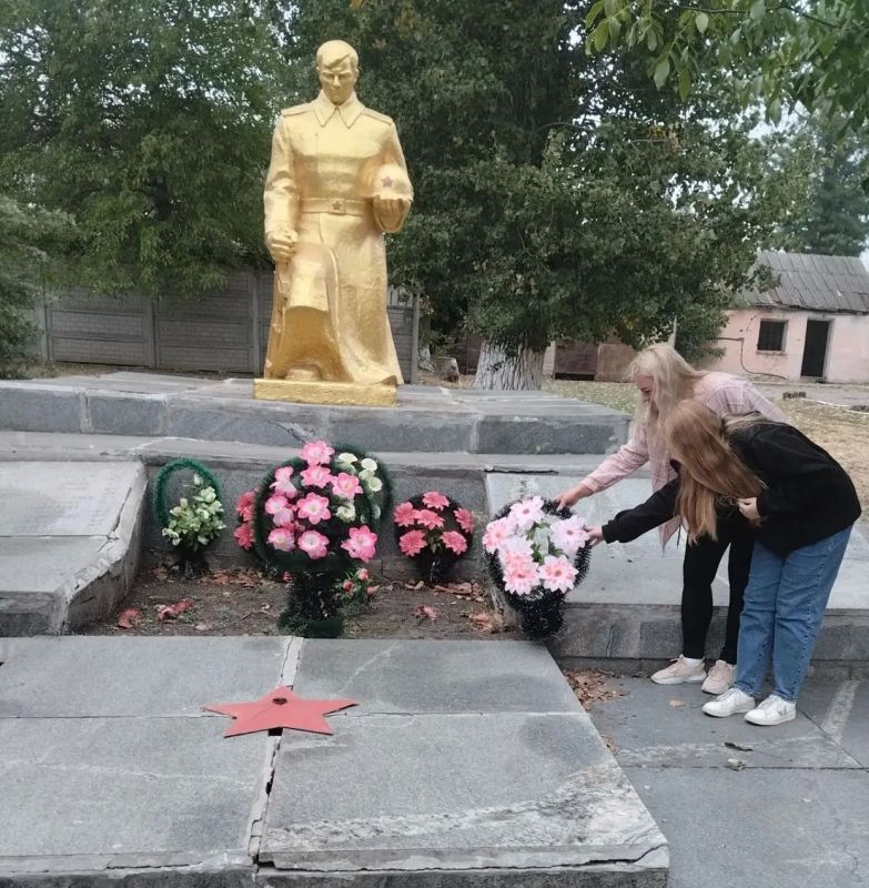 Память, живая в сердцах: в Камыш-Заре состоялось возложение цветов Память, живая в сердцах: в Камыш-Заре состоялось возложение цветов