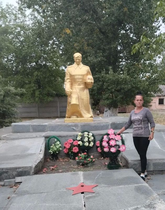 Память, живая в сердцах: в Камыш-Заре состоялось возложение цветов Память, живая в сердцах: в Камыш-Заре состоялось возложение цветов