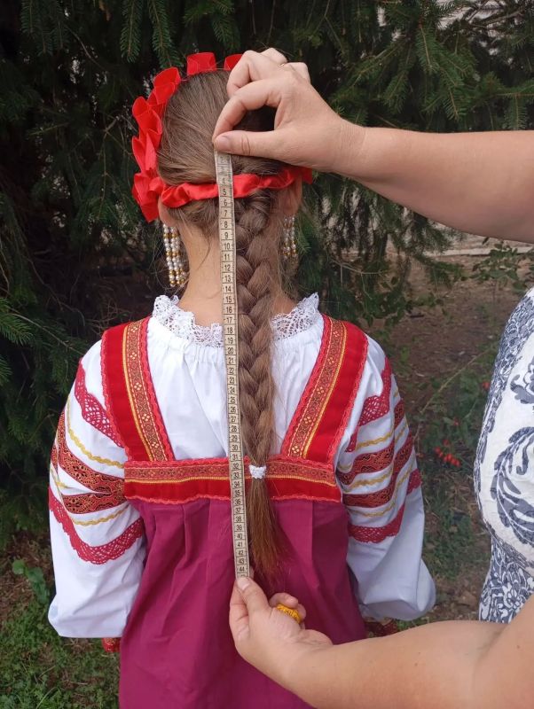 Принимают участие в районном конкурсе красоты и традиций «Девичья краса — Акимовская коса» читательницы Волчанской сельской библиотеки: Принимают участие в районном конкурсе красоты и традиций «Девичья краса — Акимовская коса» читательницы Волчанской сельской библиотеки: