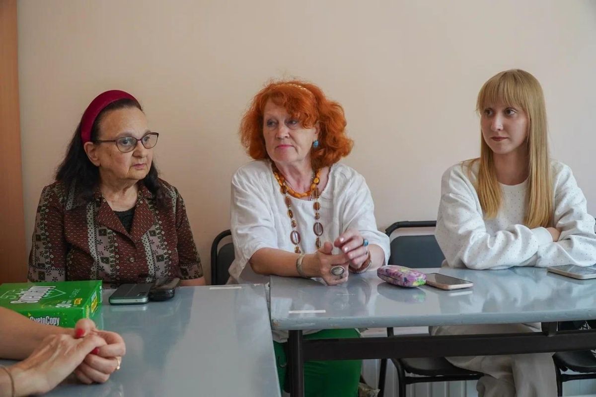 Председатель Мелитопольского городского Совета депутатов, член попечительского совета Запорожского регионального отделения Союза писателей России Ирина Матвиенко встретилась с коллегами — членами Мелитопольского... Председатель Мелитопольского городского Совета депутатов, член попечительского совета Запорожского регионального отделения Союза писателей России Ирина Матвиенко встретилась с коллегами — членами Мелитопольского...
