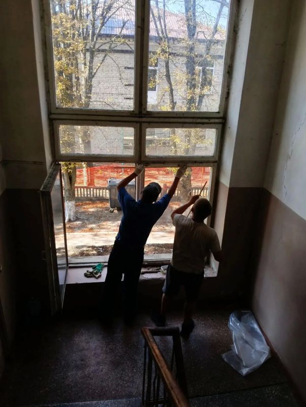 Шефы из Марий Эл заменили стекла на окнах здания МКУ в Куйбышево