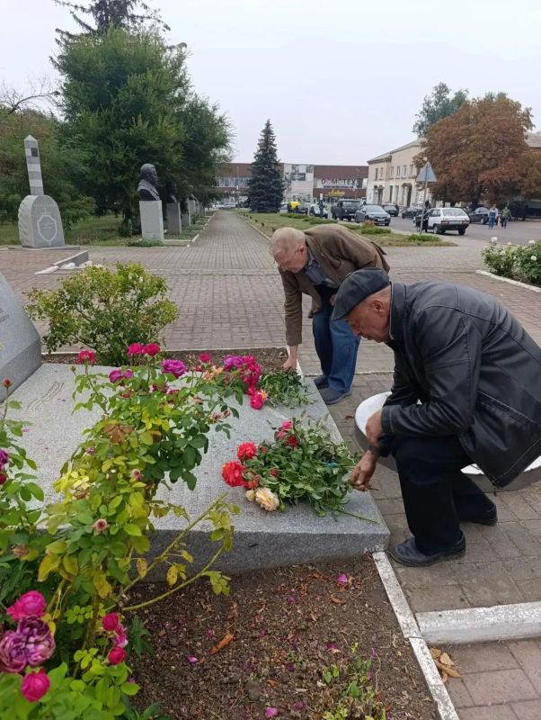 В пгт Куйбышево почтили память освободителей В пгт Куйбышево почтили память освободителей