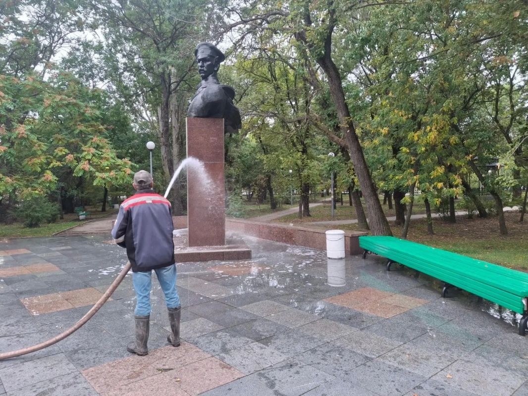 В Бердянске ко Дню города помыли памятники В Бердянске ко Дню города помыли памятники