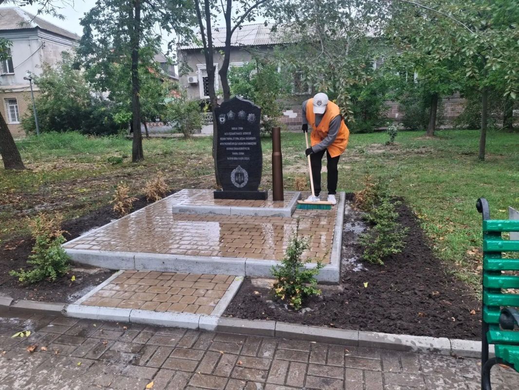 В Бердянске ко Дню города помыли памятники В Бердянске ко Дню города помыли памятники