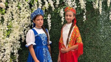 Девчонки любят волосы чесать