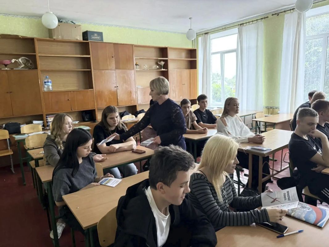 Специалист Администрации округа провела для школьников лекцию о действиях при угрозе БПЛА Специалист Администрации округа провела для школьников лекцию о действиях при угрозе БПЛА