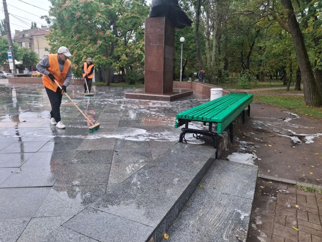 В Бердянске ко Дню города помыли памятники В Бердянске ко Дню города помыли памятники