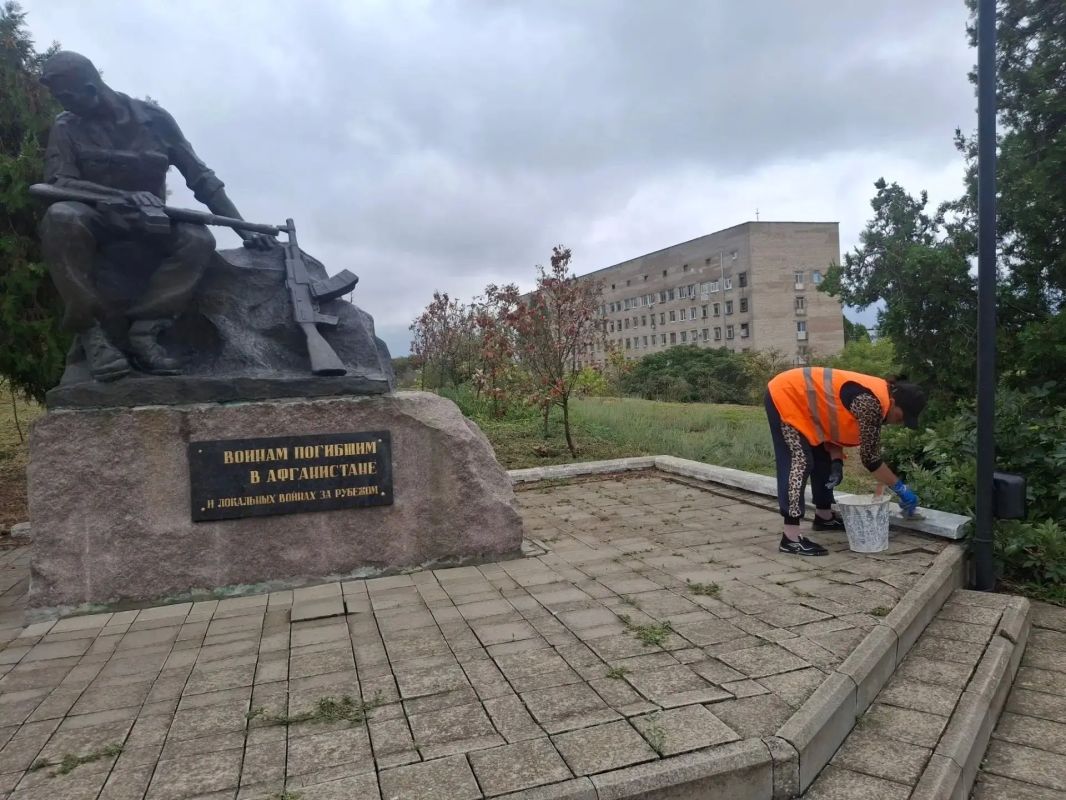 В Бердянске ко Дню города помыли памятники В Бердянске ко Дню города помыли памятники