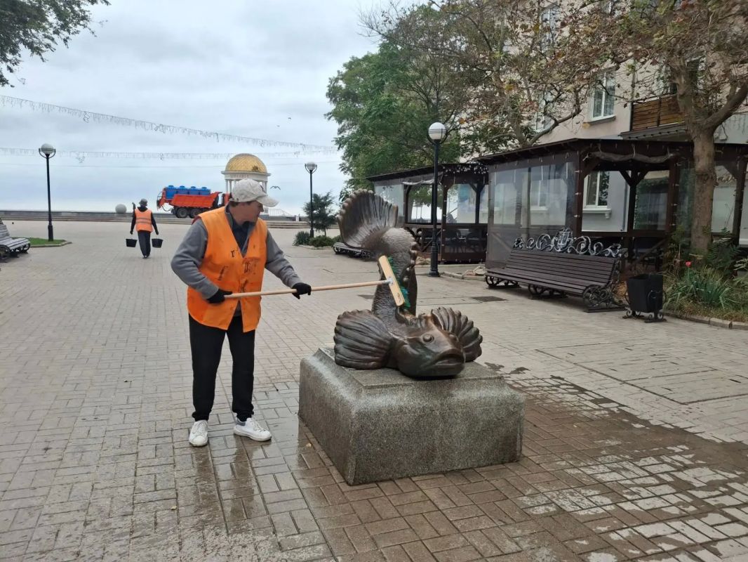 В Бердянске ко Дню города помыли памятники В Бердянске ко Дню города помыли памятники