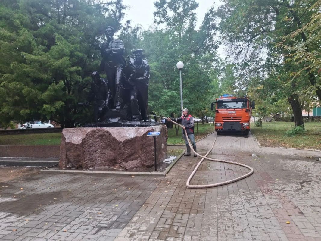 В Бердянске ко Дню города помыли памятники В Бердянске ко Дню города помыли памятники