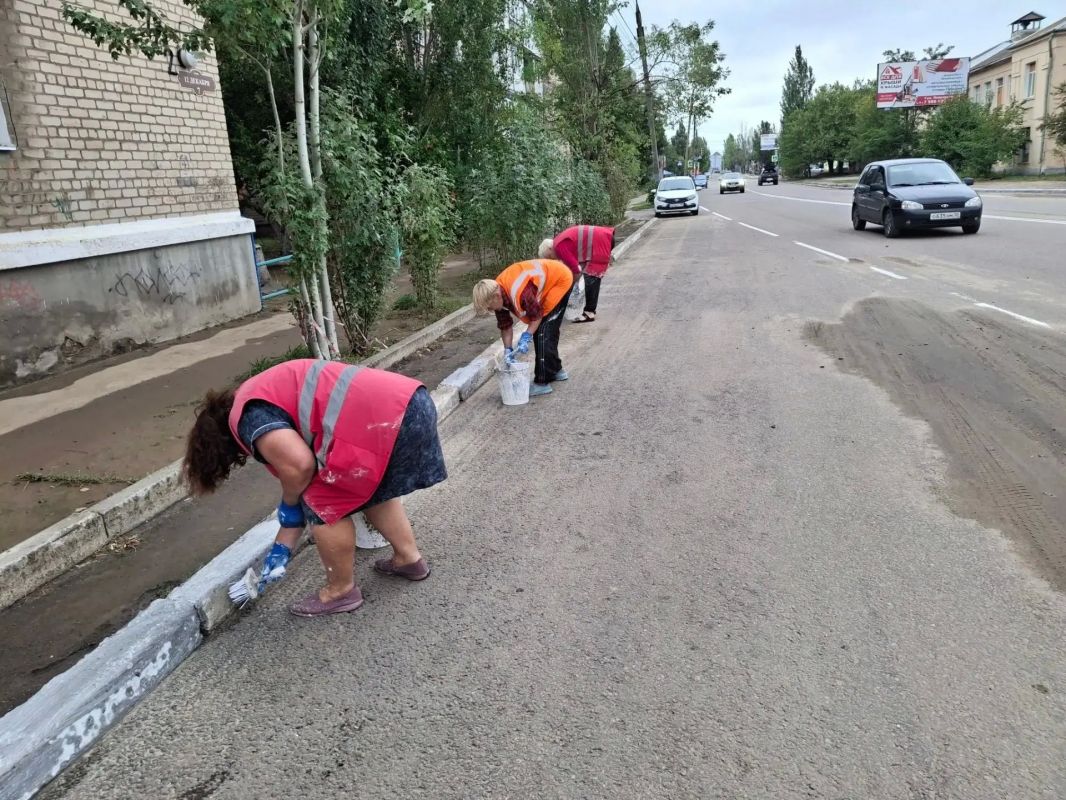 В Бердянске ко Дню города помыли памятники В Бердянске ко Дню города помыли памятники