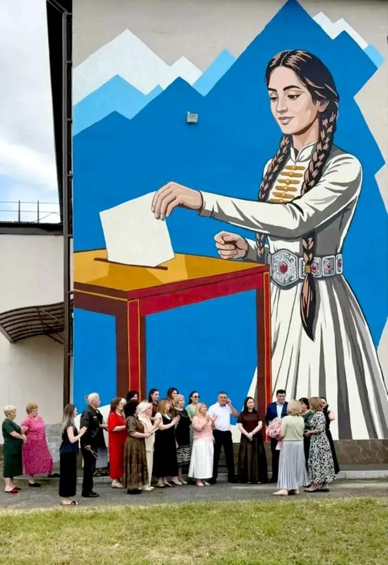 Выборы как искусство. В нескольких регионах России появились избирательные муралы – стены зданий украсились панно на тему выборов Выборы как искусство. В нескольких регионах России появились избирательные муралы – стены зданий украсились панно на тему выборов