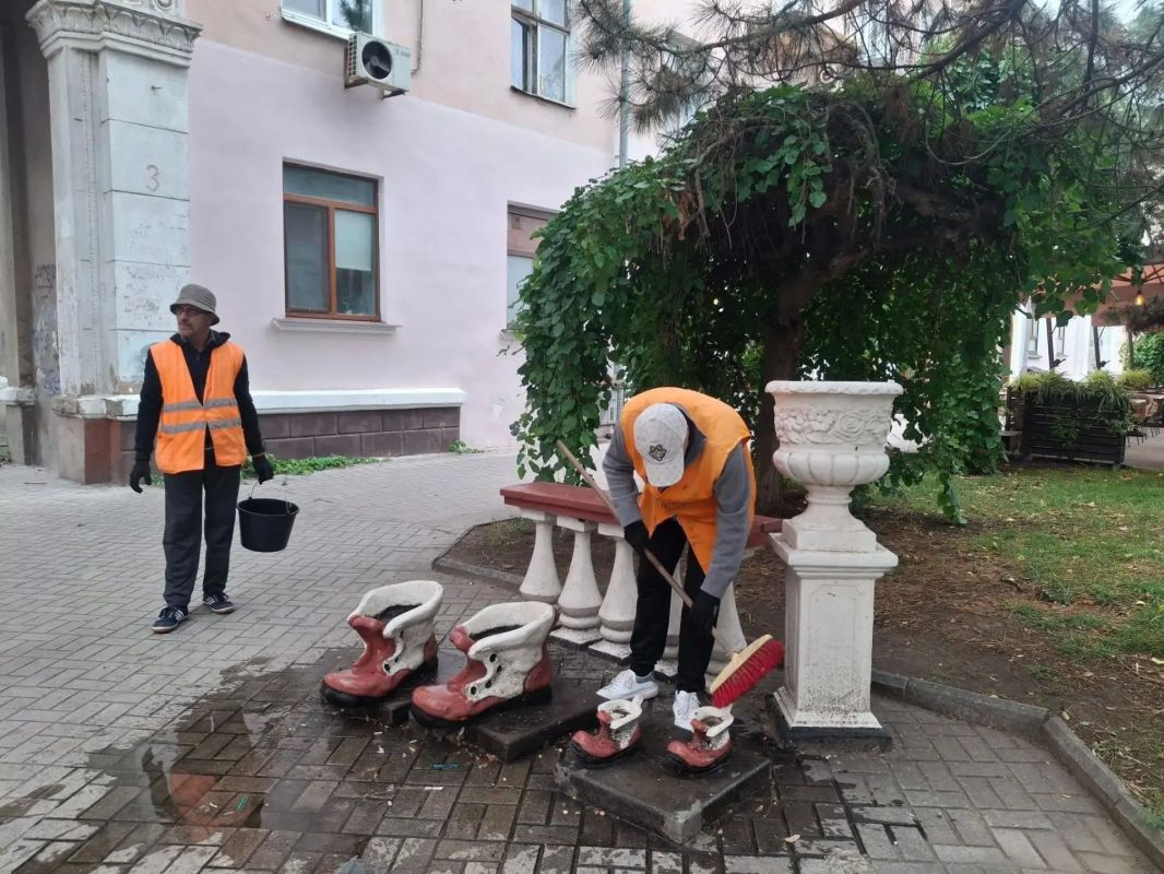В Бердянске ко Дню города помыли памятники В Бердянске ко Дню города помыли памятники