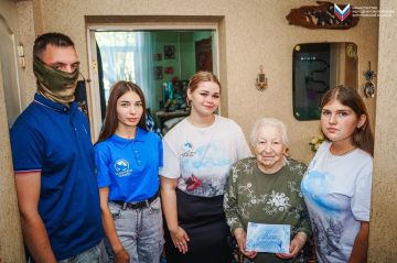 Добровольцы поздравили ветерана Великой Отечественной войны с Днём рождения